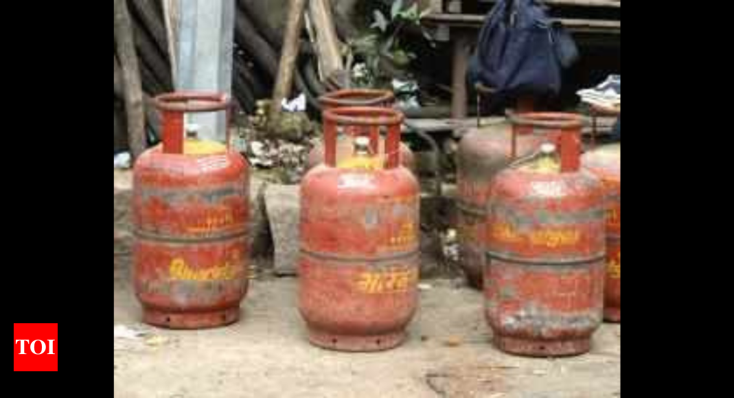 Valpoi Mahila Congress protests against rising LPG prices