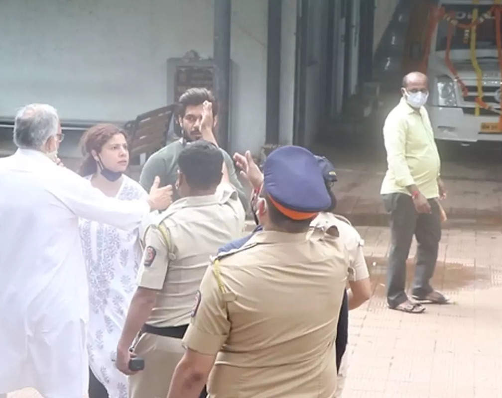 
Sidharth Shukla's funeral: Sambhavna Seth gets into a fight with Mumbai cops inside the crematorium
