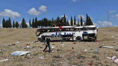 Collision between train, minibus leaves 4 dead in Turkey