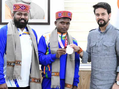 Tokyo Paralympics: Sports Minister Anurag Thakur felicitates silver medallist Mariyappan Thangavelu