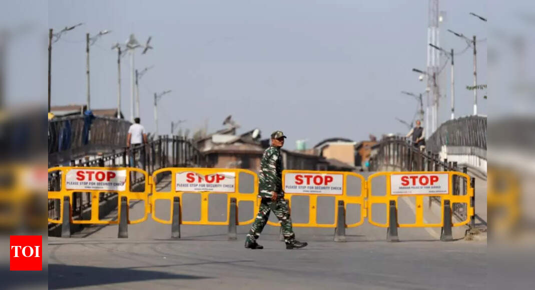 FIR lodged after Geelani’s body draped in Pakistani flag