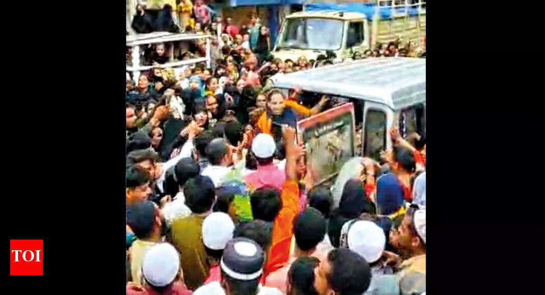 Kalol riot accused get rousing welcome | Vadodara News - Times of India