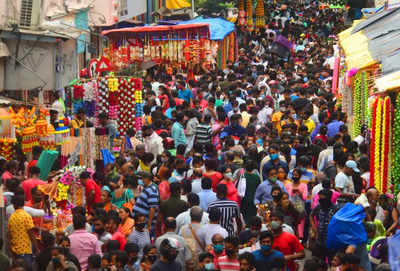 Mumbai: Huge crowd seen at Dadar market ahead of Ganeshotsav