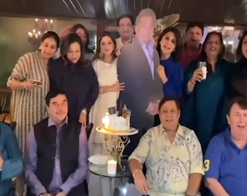 
Neetu Kapoor gives a glimpse of late husband Rishi Kapoor's birthday celebration with Shatrughan Sinha, Randhir Kapoor and David Dhawan
