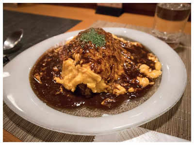 This unusual-style of making Japanese Omelette has left netizens amazed