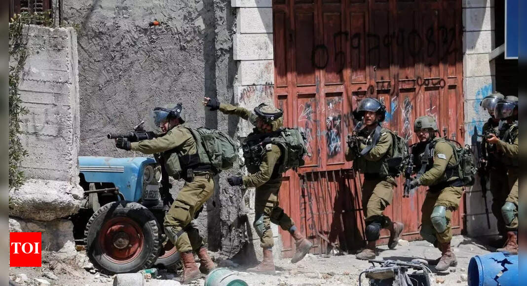 Israeli police launch manhunt after 6 prisoners break out