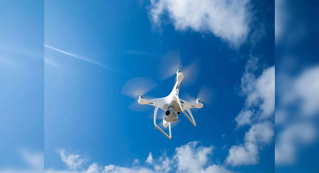 Как отличить дрон в небе. Бпла в небе. fly eye бпла. беспилотные полёты в космос. дроны для дальних полетов.