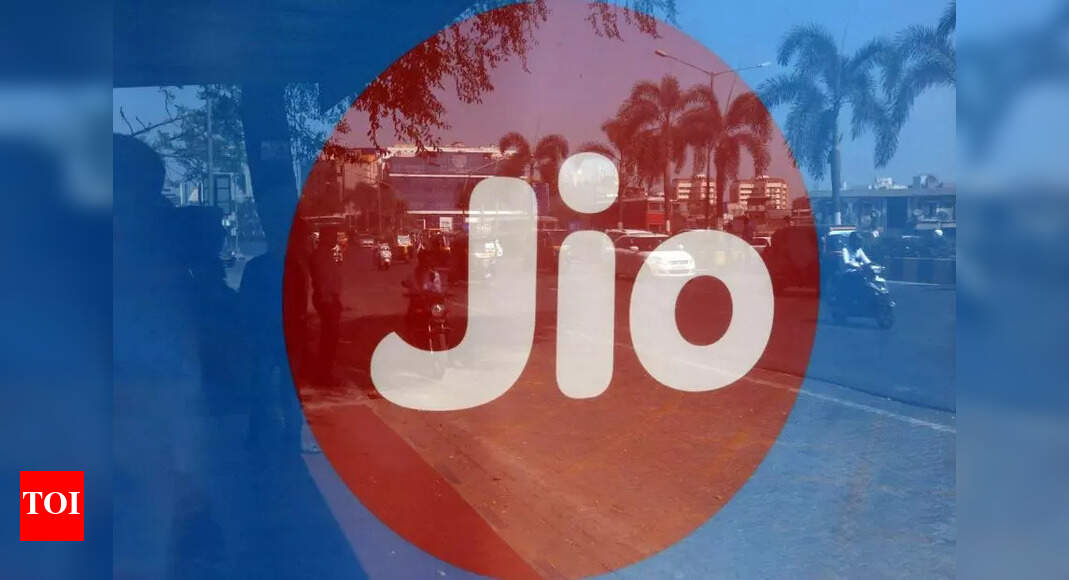 Jio completes 5 yrs of operations; tech world congratulates