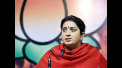 Mumbai: Congress workers show black flags to Smriti Irani in Dharavi