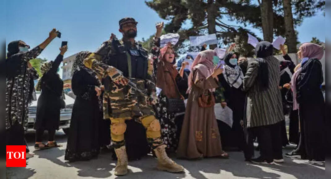 Kabul News: Taliban disperse Kabul rally, arrest journalists | World ...