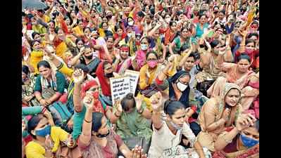 Anganwadi workers take to streets to demand their dues