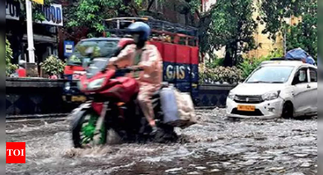 Kolkata: Heavy rain & high tide swamp city pockets