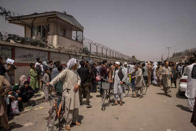 Desperate Afghans still await flights to flee Taliban