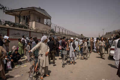 Desperate Afghans still await flights to flee Taliban