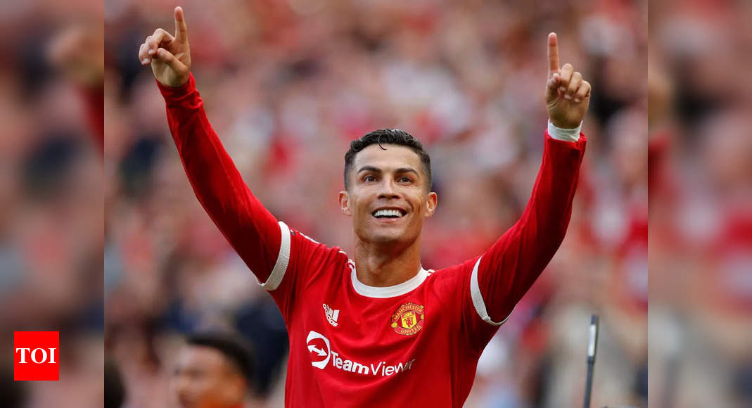 Manchester United fans rush to buy Cristiano Ronaldo shirts