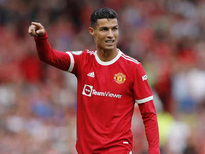 Manchester United fans rush to buy Cristiano Ronaldo shirts