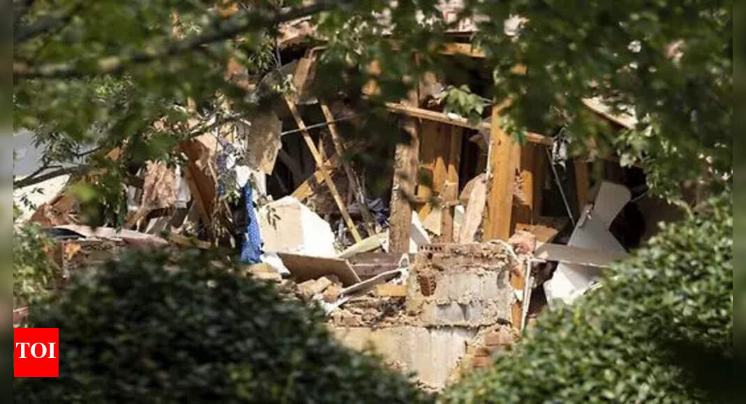 1 injured as explosion collapses part of apartment building near Atlanta