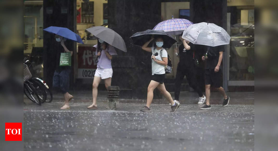 Shanghai curtails transport as Typhoon Chanthu closes in - Times of India