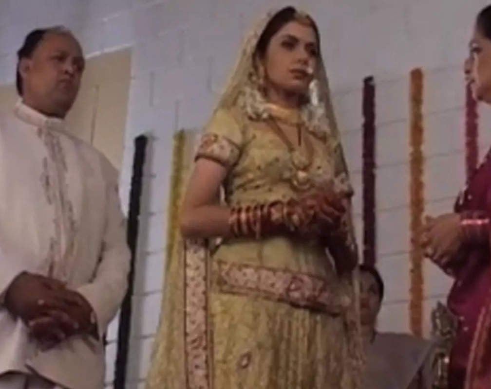 
Flashback video: Shooting of Bhagyashree and Alok Nath starrer 'Maa Santoshi Maa'
