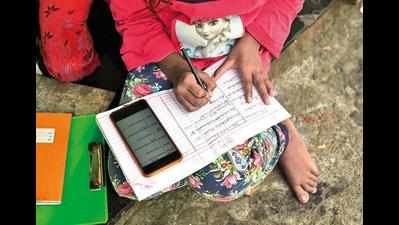 Dharavi children get phones for online classes