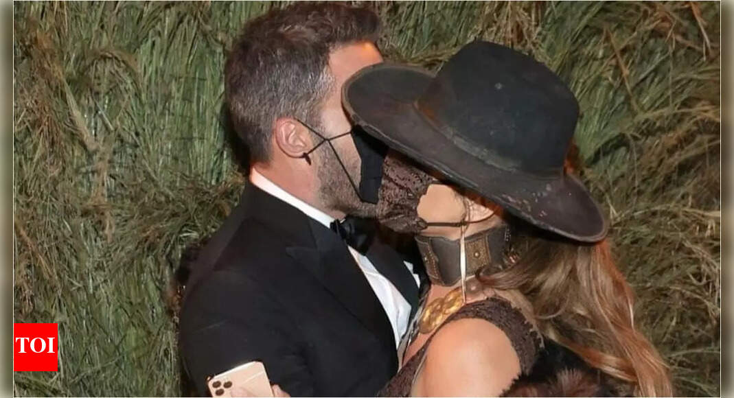 Met Gala: Ben, Jennifer share a steamy kiss