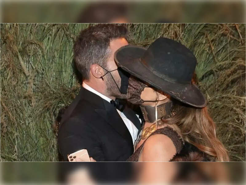 Ben Affleck and Jennifer Lopez share a steamy kiss with their masks on at Met Gala 2021