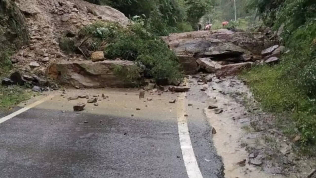 Uttarakhand Weather: कई जिलों में भारी बारिश का येलो अलर्ट, भूस्खलन से गंगोत्री और यमुनोत्री हाईवे बंद