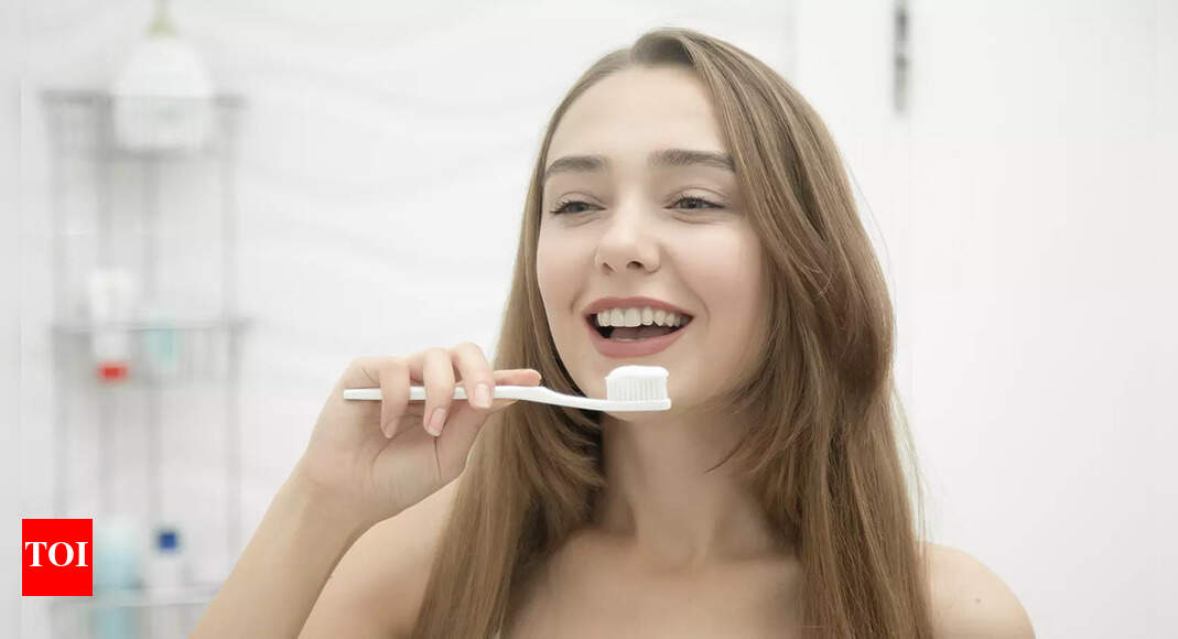 Ситуация зубы. Девушка с зубной щеткой. чистим зубы!. улыбка подростка. девушка чистит зубы.