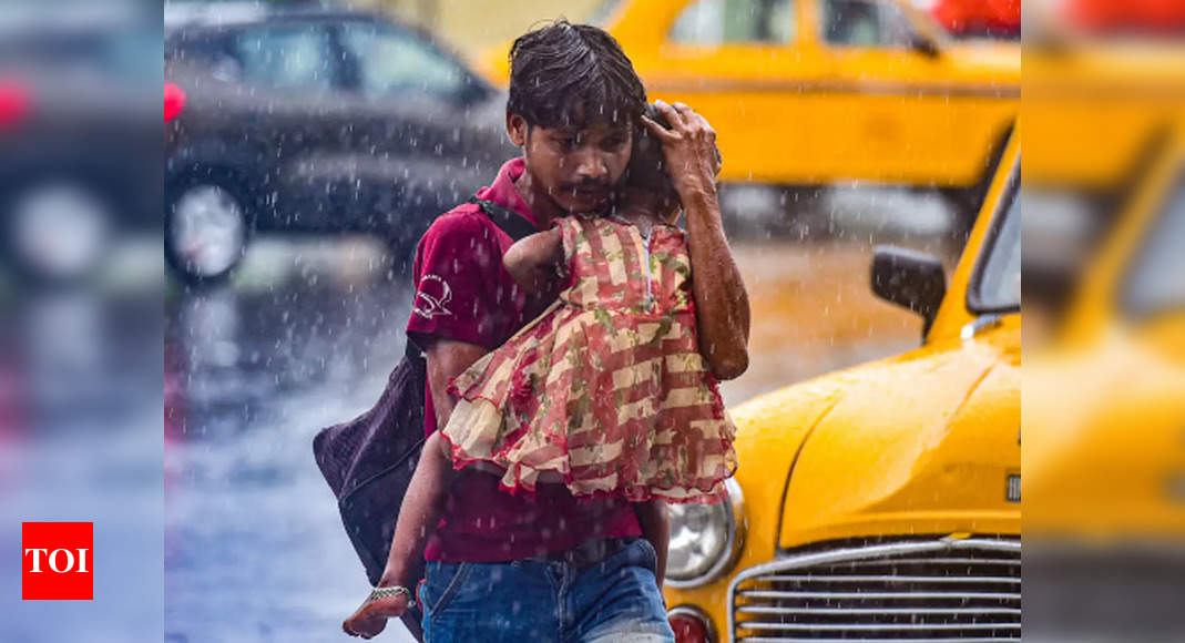 Heavy Rain Lashes Kolkata And Its Suburbs Leaves Thoroughfares Waterlogged Kolkata News 2814