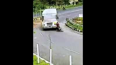 Biker miraculously escapes death after bus runs over him in Dahod