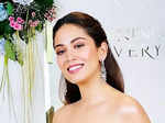 Mira Rajput stuns in a thigh-high strapless dress, glamorous pictures go viral