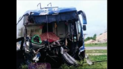 Two killed, 18 injured after bus rams into truck on Agra-Lucknow Expressway