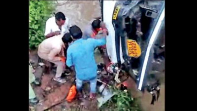 Bhopal: Man rescued from overturned trailer in nullah