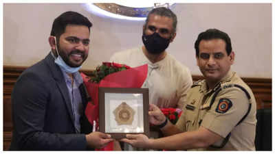 Suniel Shetty distributes 800 air purifiers to be installed at police stations