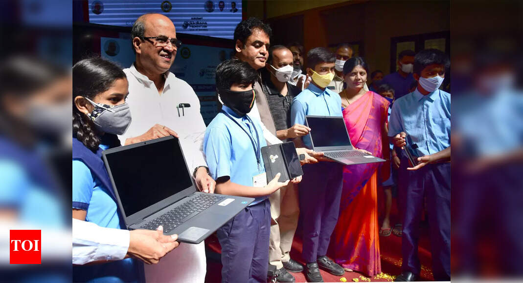 Students given tabs, laptops to mark PM Modi's birthday - Times of India