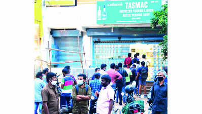Tipplers crowd Tasmac shops ahead of complete lockdown in Coimbatore