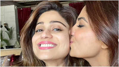 Shilpa Shetty welcomes back sister Shamita with a tight hug and kiss