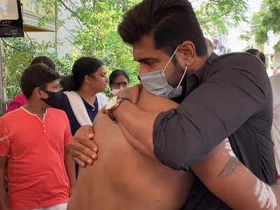 Arun Vijay's presence during Rajasekar's father's funeral comforts the cinematographer
