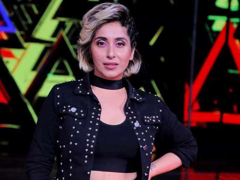 Bigg Boss OTT's Neha Bhasin pens an emotional note; says 'After reading all the negative comments about my husband and family a part of me wanted to die'