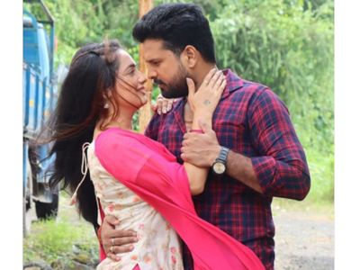 'Begunah': Priyanka Rewri shares a romantic photo with co-star Ritesh Pandey from the set