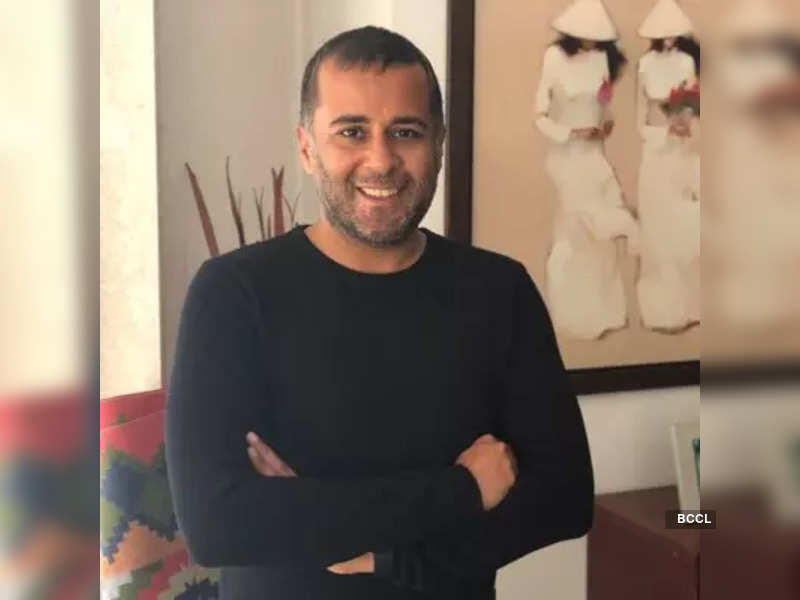 Chetan Bhagat unveils the cover of his book '400 Days' Times