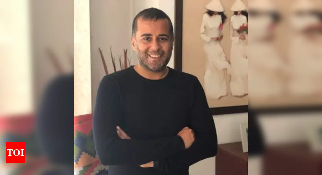 Chetan Bhagat unveils the cover of his book '400 Days' Times