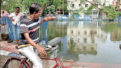 Kolkata: Anandapur youths rescue 4 after car plunges into pond