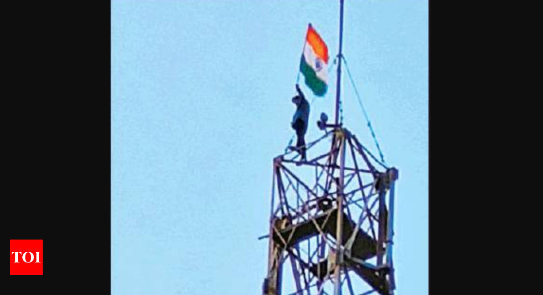 Khan: Bhopal: Hero Cop Rescues Man Who Climbed Atop 90 Meter High Tower ...