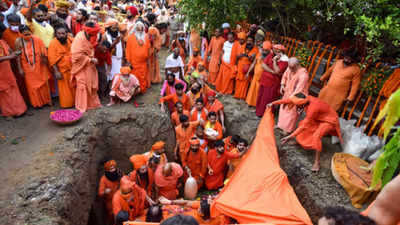 Prayagraj: Mahant Narendra Giri given 'Bhoo Samadhi' at Bagambari Gaddi Math amid chantings of Vedic mantras