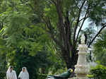 Soha Ali Khan with Sharmila Tagore & little Inaaya offer prayers at Mansur Ali Khan Pataudi's grave on his 10th death anniversary