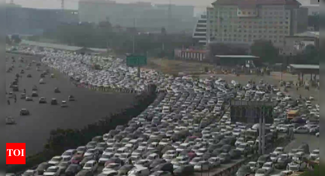 Bharat bandh: Massive traffic jam at Gurugram-Delhi border