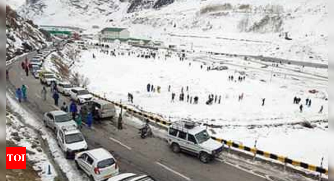 Bengal: 2 West Bengal Trekkers Dead, 12 Stuck On Spiti Glacier 