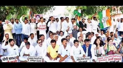 Congress workers protest FIRs lodged in Pratapgarh clash