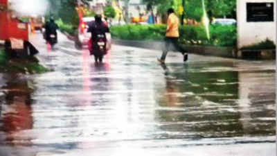 Triple-digit rain at six spots in Maharashtra; localized flood warning